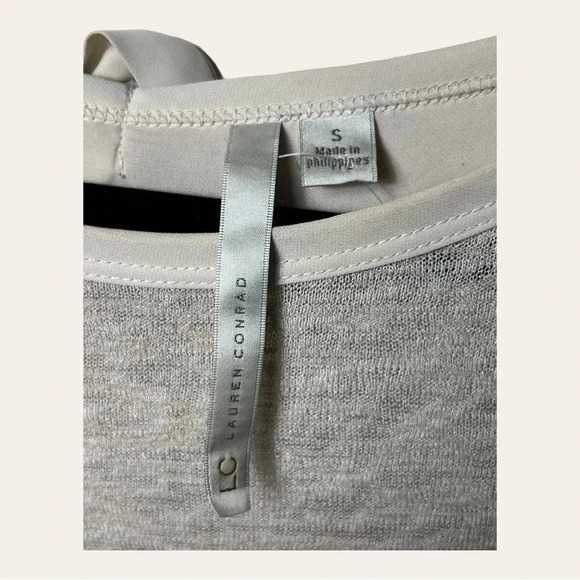 0570. Lauren CONRAD 3/4 SLEEVE BLOUSE SIZE SMALL CREAM IN‎ COLOR BOW IN BACK - Picture 5 of 9